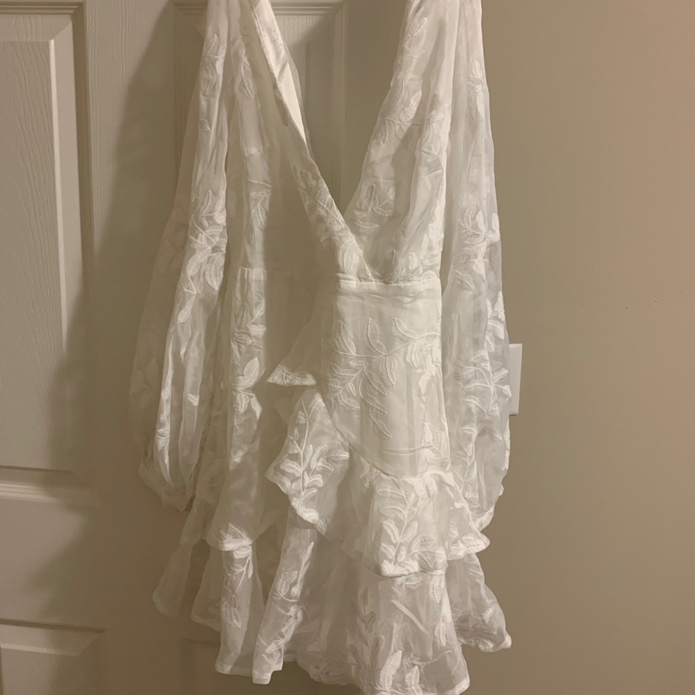 White long sleeve dress, v-neck, &tie around waist